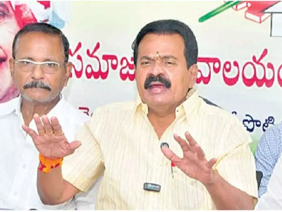 జగన్ మోహన్ రెడ్డి పెద్ద దొంగ: NUDA ఛైర్మన్