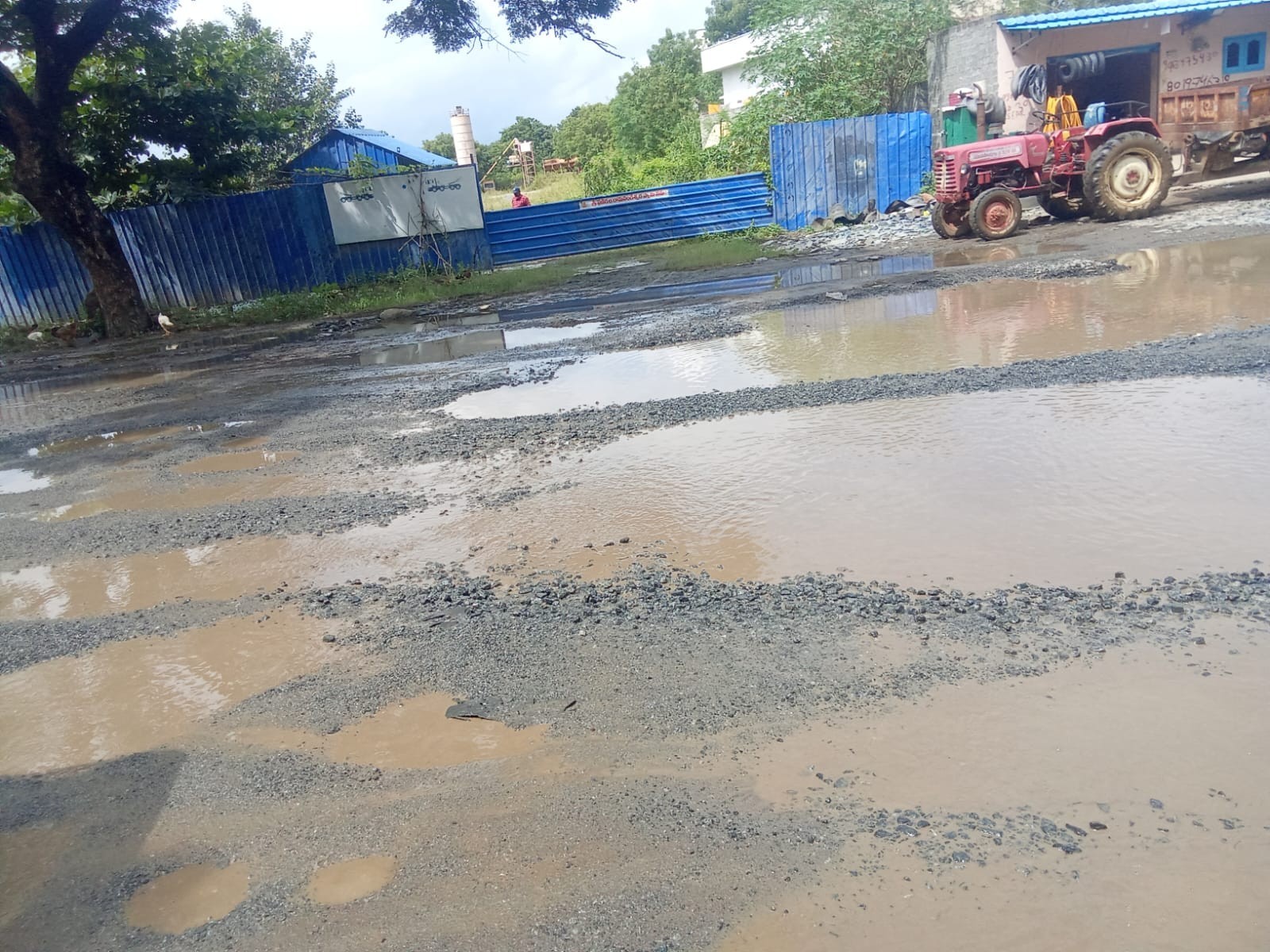 ‘గుంతలమయంగా దర్శనమిస్తున్న రహదారి’