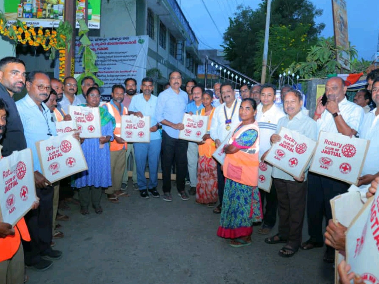 పారిశుధ్య కార్మికులకు జూట్ బ్యాగుల పంపిణి