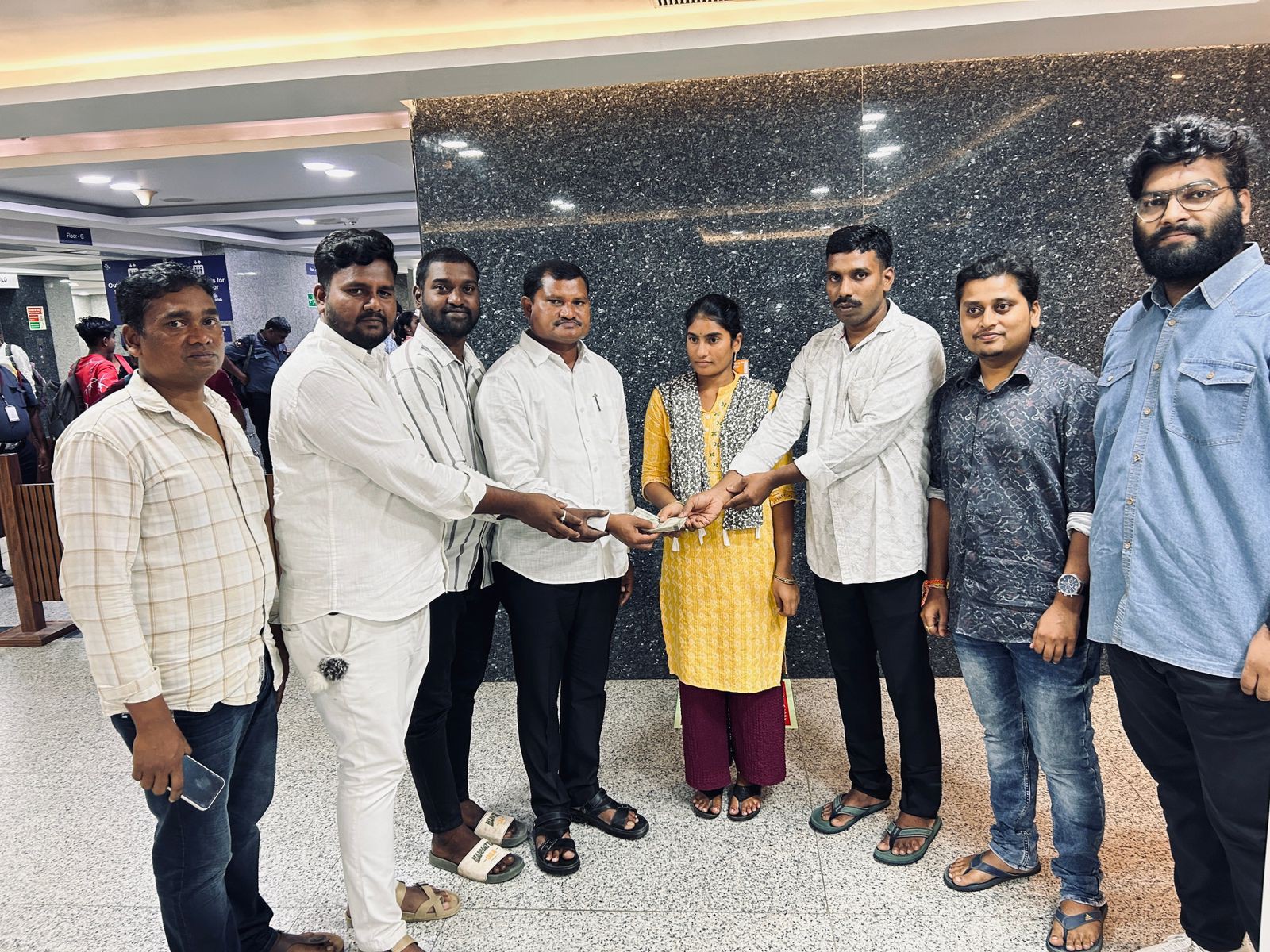 ఆర్థిక సహాయం అందజేసిన యువభారత్ శక్తి ఫౌండేషన్