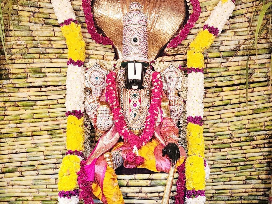 చెరుకుముక్కలతో వెంకన్నకు ప్రత్యేక అలంకరణ