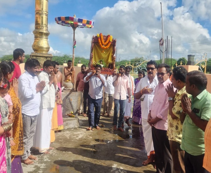 లక్ష్మీ నరసింహస్వామి ఆలయంలో పల్లకి సేవ