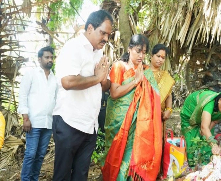 నాగులచవితిలో ఎమ్మెల్యే వంశీకృష్ణ ప్రత్యేక పూజలు