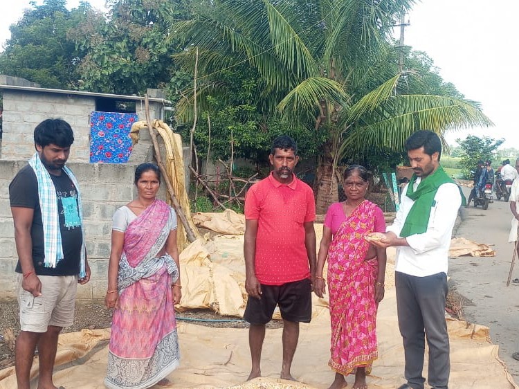 ‘తడిసిన మొక్కజొన్న పంటను ప్రభుత్వమే కొనుగోలు చేయాలి’