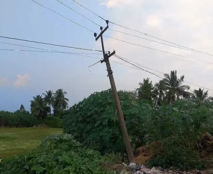 ప్రమాదకర స్థితిలో విద్యుత్ స్తంభం