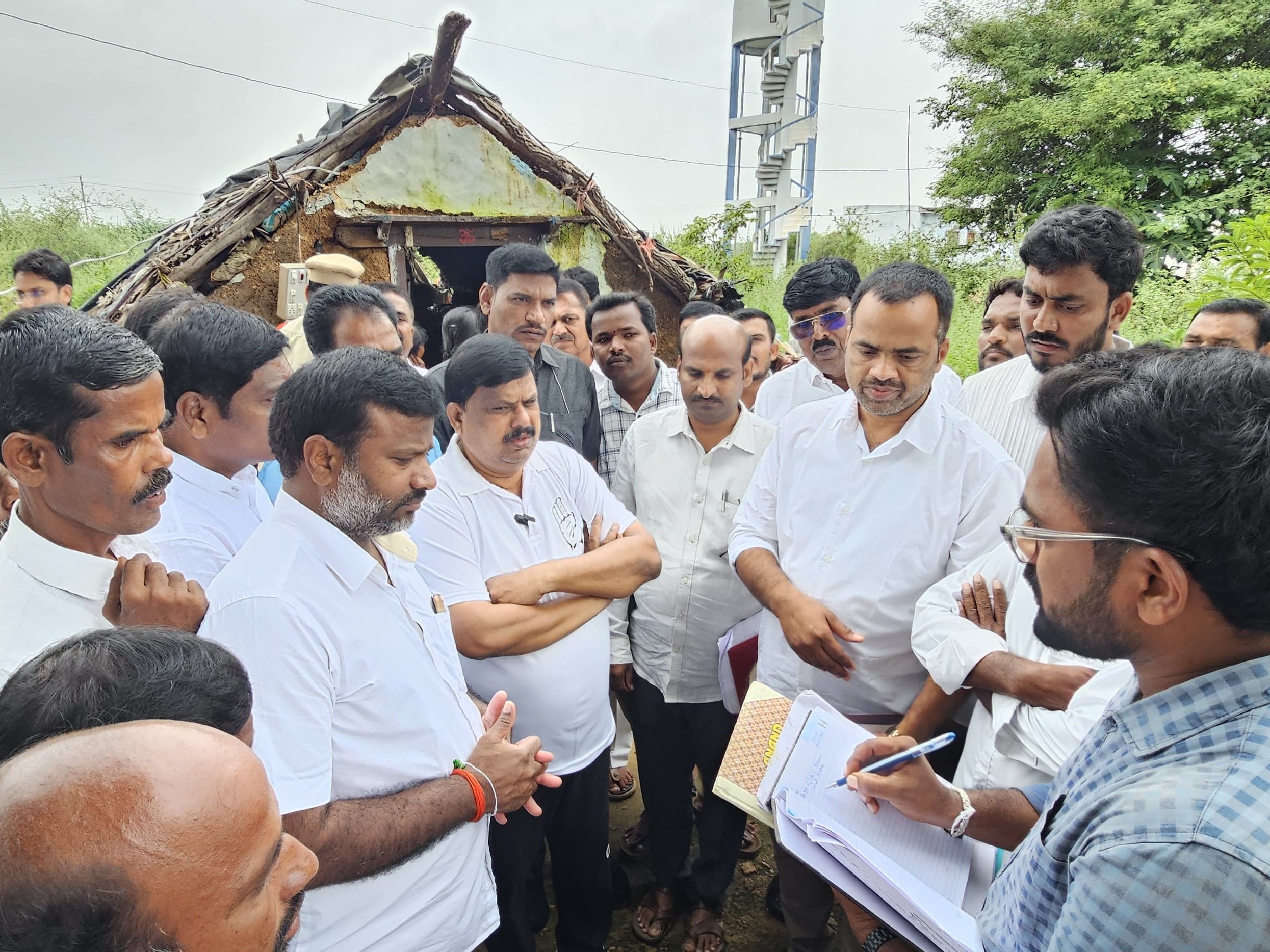 ప్రజా సమస్యలు పరిష్కరించిన ఎమ్మెల్యే