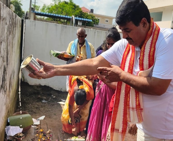 నాగుల చవితి వేడుకలలో మాజీ డిప్యూటీ సీఎం