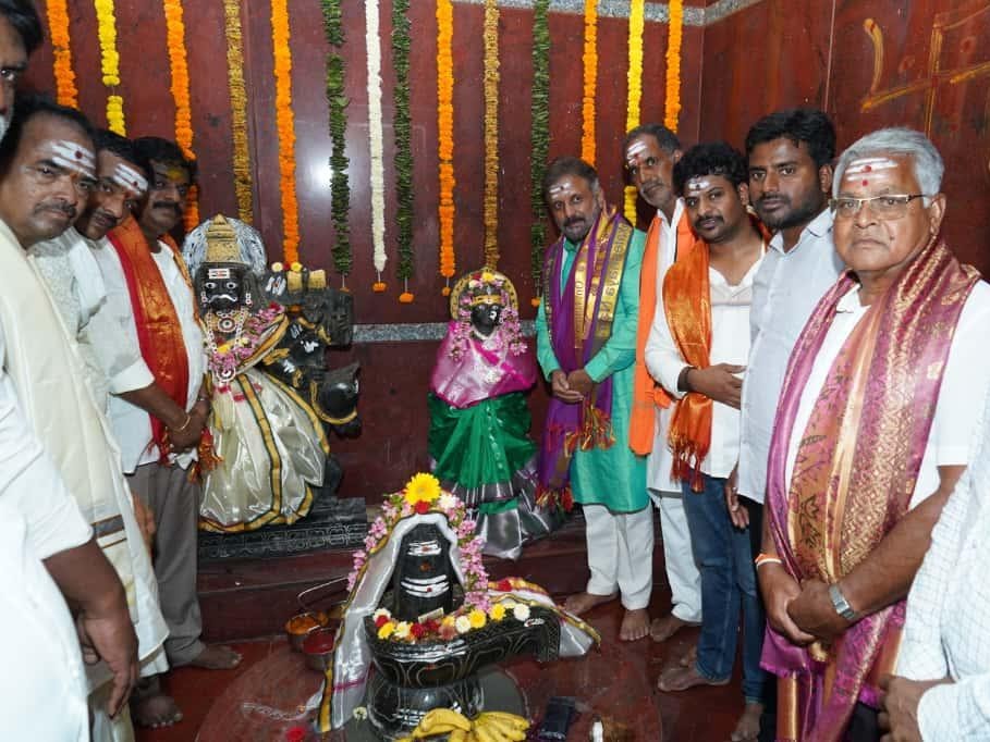 కంఠమహేశ్వర స్వామి ఆలయంలో మాజీ ఎంపీ ప్రత్యేక పూజలు