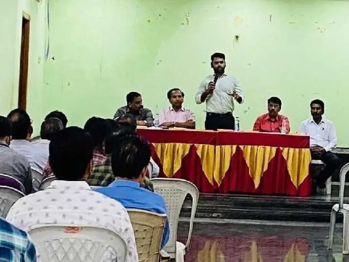 ట్రేడ్ లైసెన్సులు తీసుకోవాలి: కమిషనర్