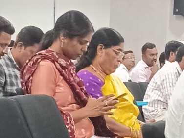 సమీక్ష సమావేశంలో ఫోన్ వాడుతున్న ఎమ్మార్వో