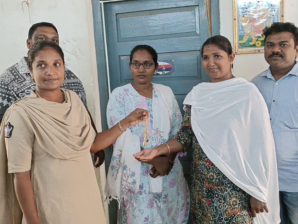 రికవరీ బంగారం బాధితురాలికి అందచేత