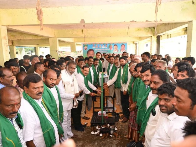 మొక్కజొన్న కొనుగోలు కేంద్రాన్ని ప్రారంభించిన ఎమ్మెల్యే