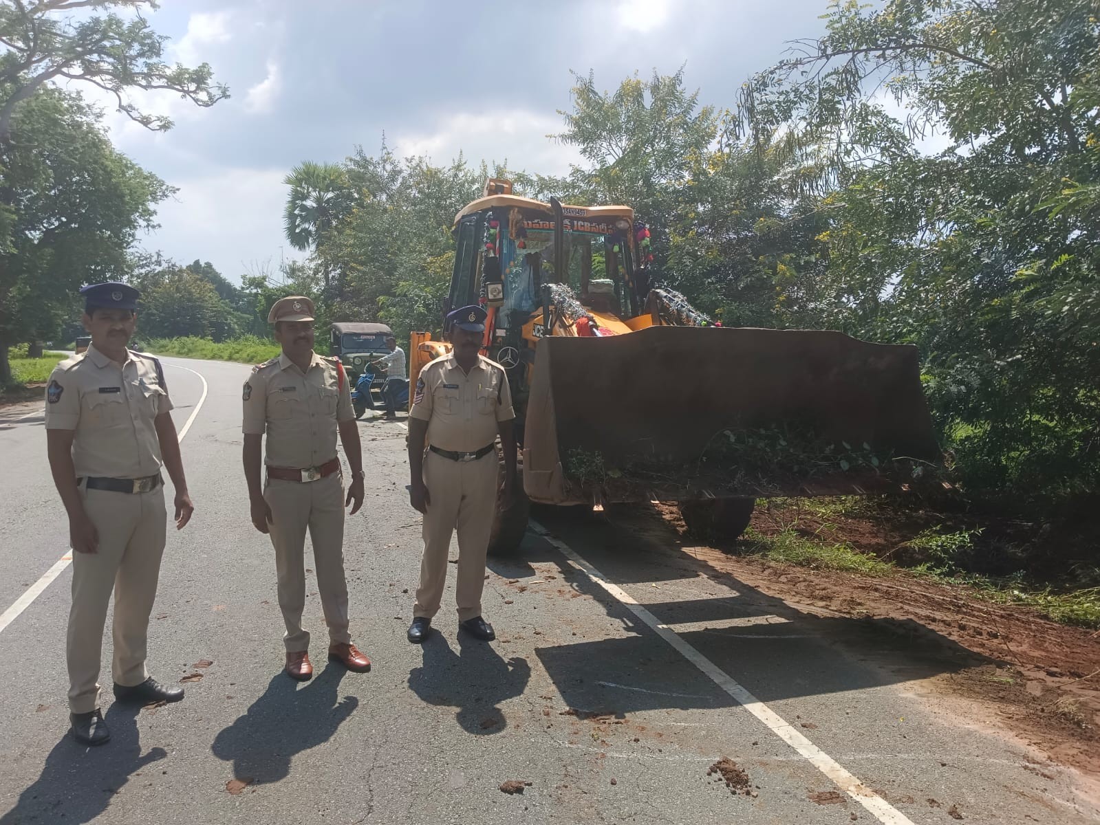 ప్రమాదల నివారణకు తుప్పలు తొలగింపు