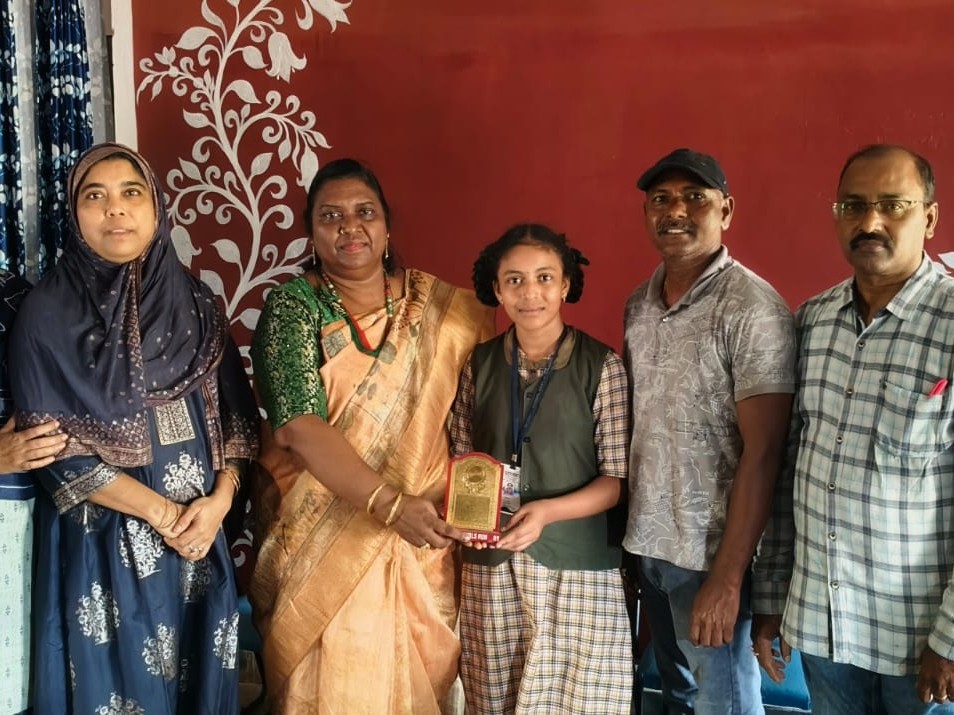 క్విజ్ పోటీలకు ఎంపికైన ఆదర్శ పాఠశాల విద్యార్థి