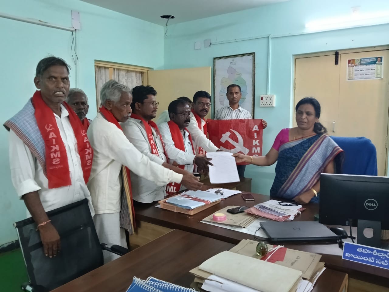 ధాన్యాన్ని వెంటనే కొనుగోలు చేయాలని వినతి