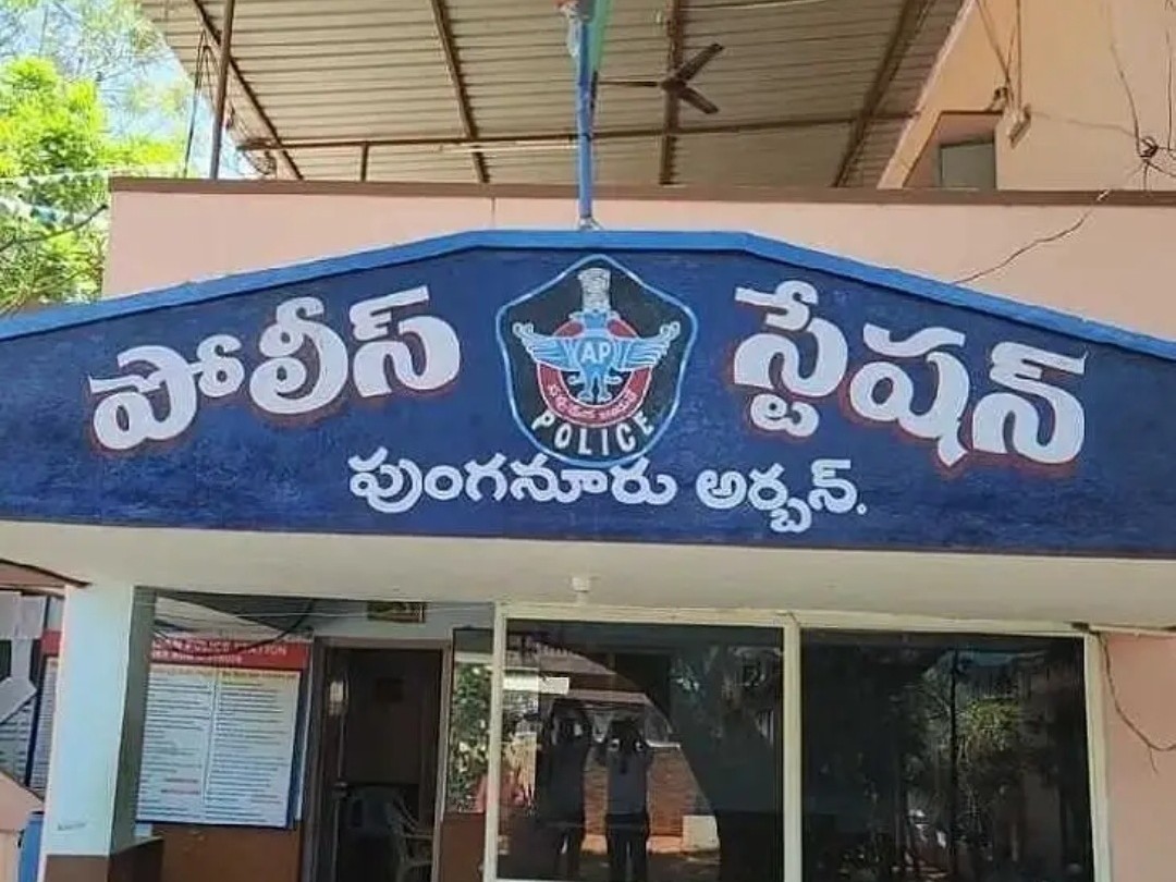 కోడి తెచ్చిన తంటా.. ఎనిమిది మందిపై కేసులు