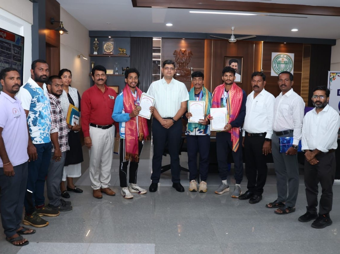 గోల్డ్ మెడల్ విజేతలను సన్మానించిన కలెక్టర్