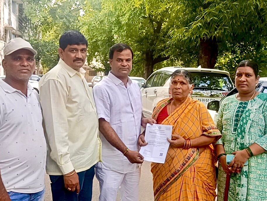 బాధిత కుటుంబానికి రూ.1.5 లక్షల ఎల్‌వో‌సీ అందజేత
