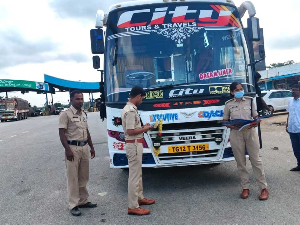 ట్రావెల్స్ బస్సులను తనిఖీ చేసిన అధికారులు
