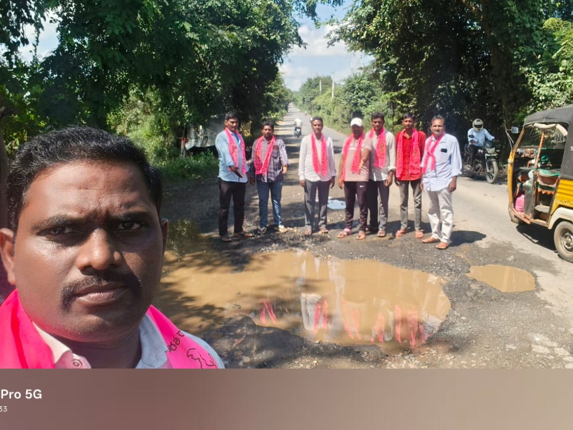 గుంతల సెల్ఫీ నిర్వహించిన బీఆర్ఎస్ నాయకులు
