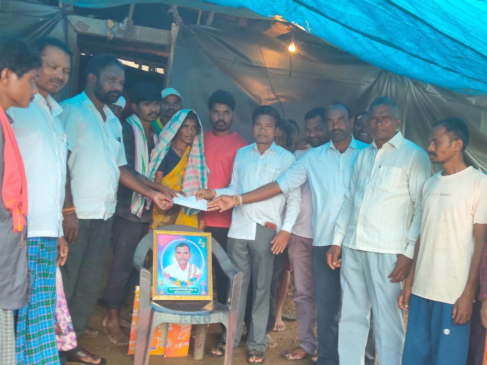 కార్యకర్త కుటుంబానికి మంత్రి ఆర్థిక సాయం అందజేత