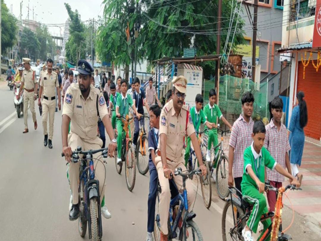 సైకిల్ ర్యాలీ నిర్వహించిన పోలీసులు