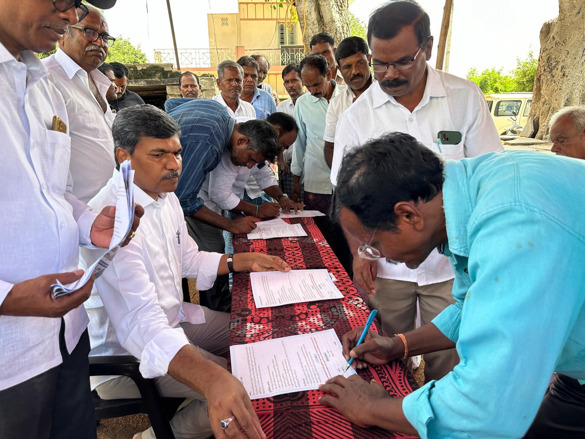 గూనిపల్లి పంచాయతీలో కోటి సంతకాల సేకరణ