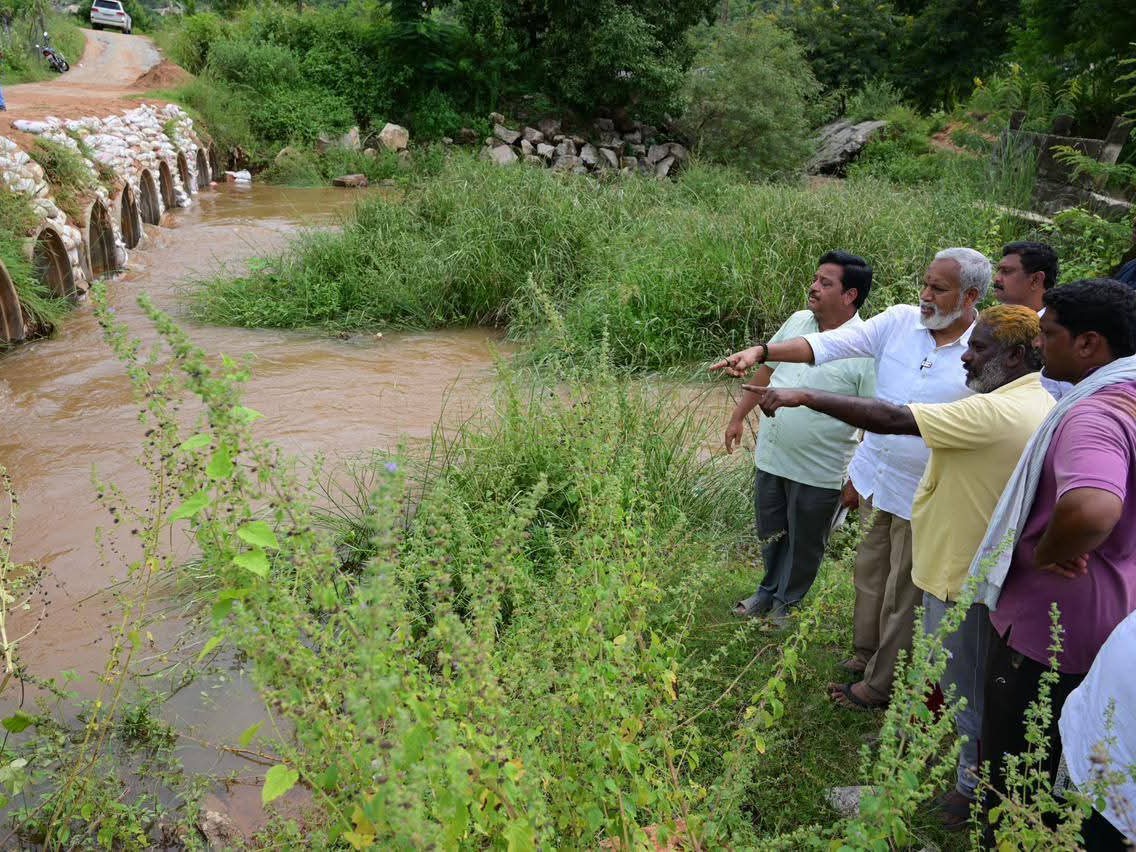 రోడ్డు కోతకు గురు కాకుండా తగిన చర్యలు: పులివర్తి నాని