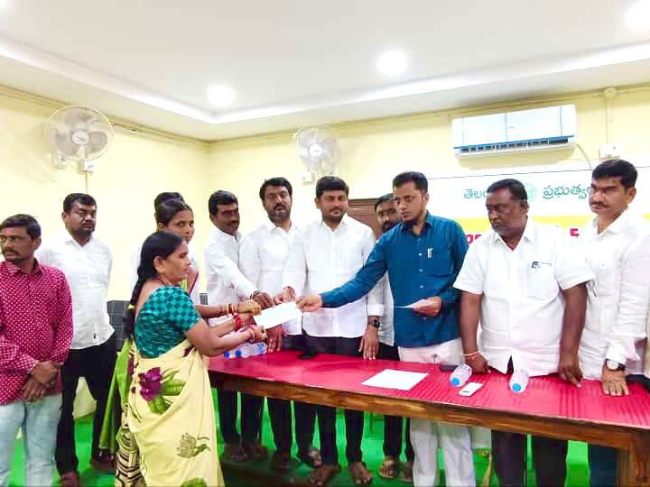 కళ్యాణ లక్ష్మి, షాదీ ముబారక్ చెక్కులు పంపిణీ