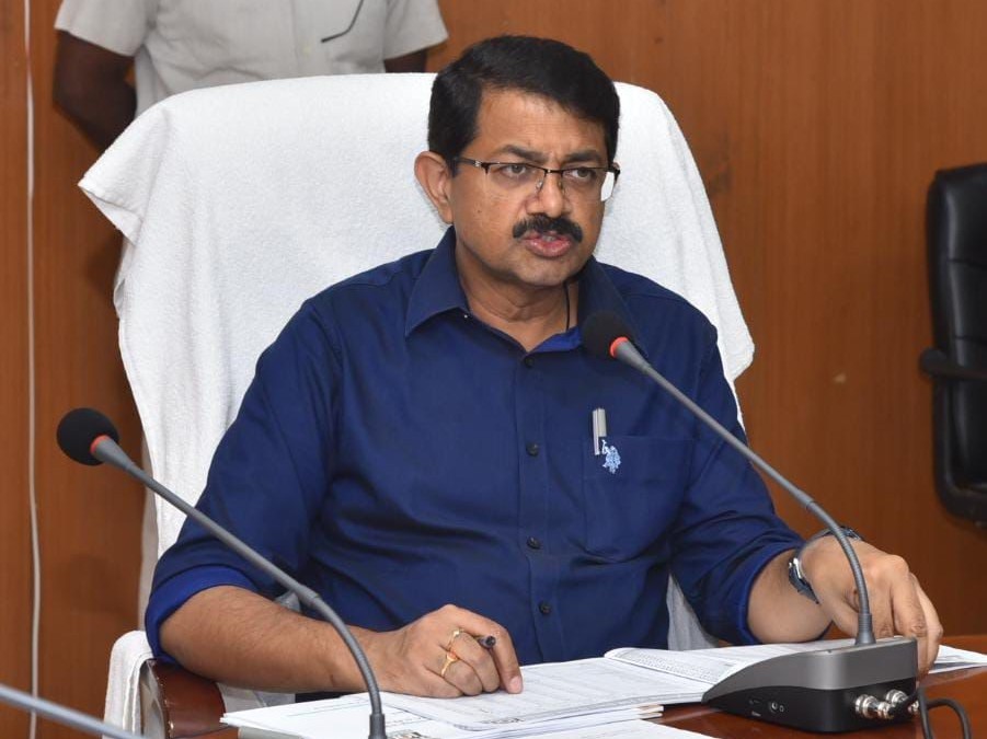 పిర్యాదులో వేగం, నాణ్యతపై దృష్టి పెట్టాలి: కలెక్టర్