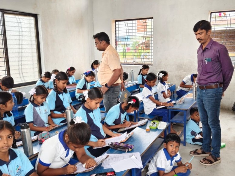 పాఠశాలలను తనిఖీ చేసిన ఎంఈవో