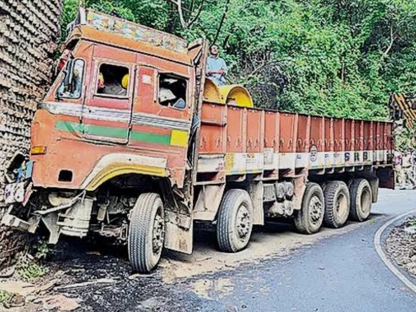 రోడ్డు ప్రమాదంలో లారీ డ్రైవర్ మృతి