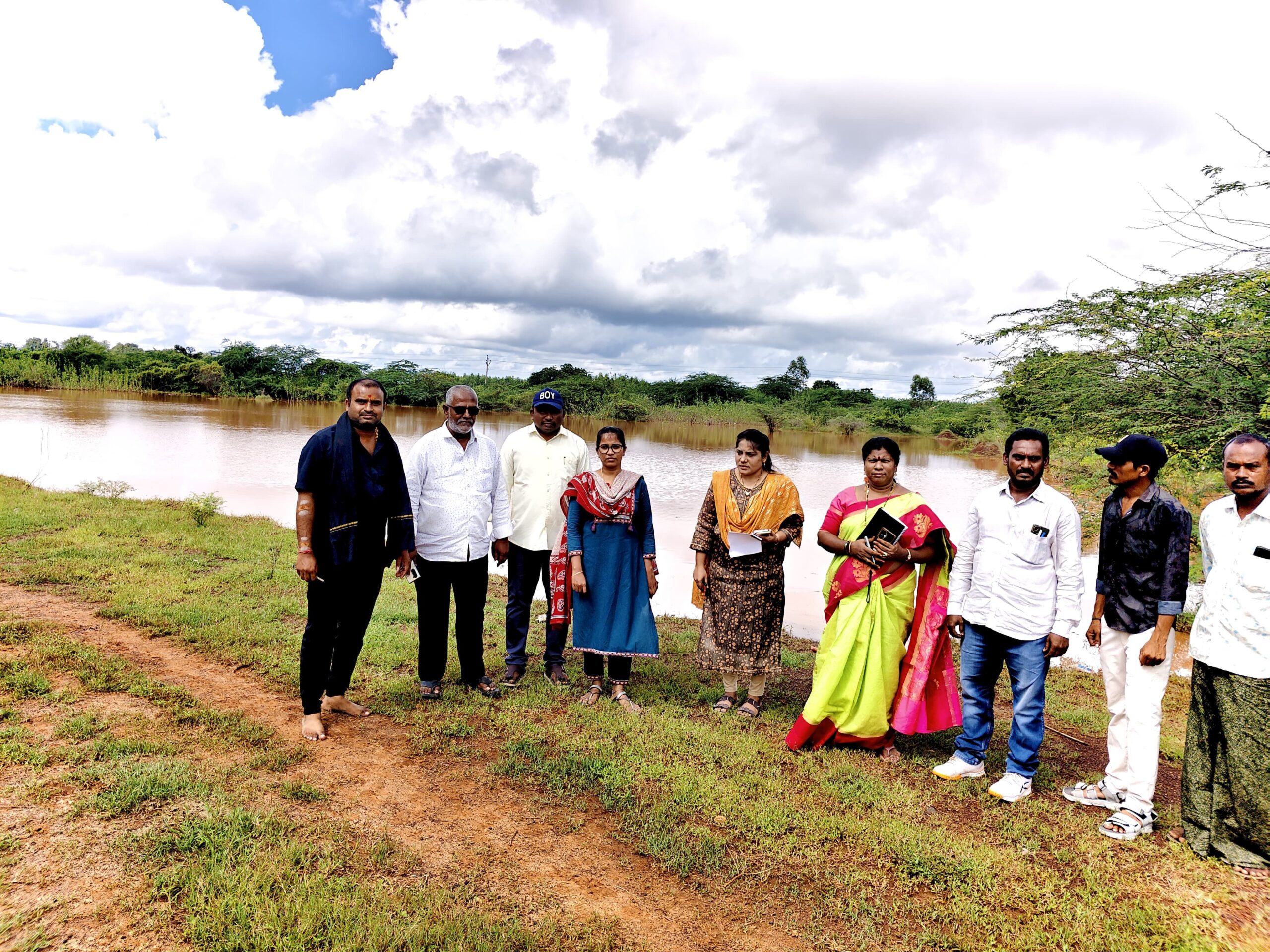 చెరువులను పరిశీలించిన తహసీల్దార్