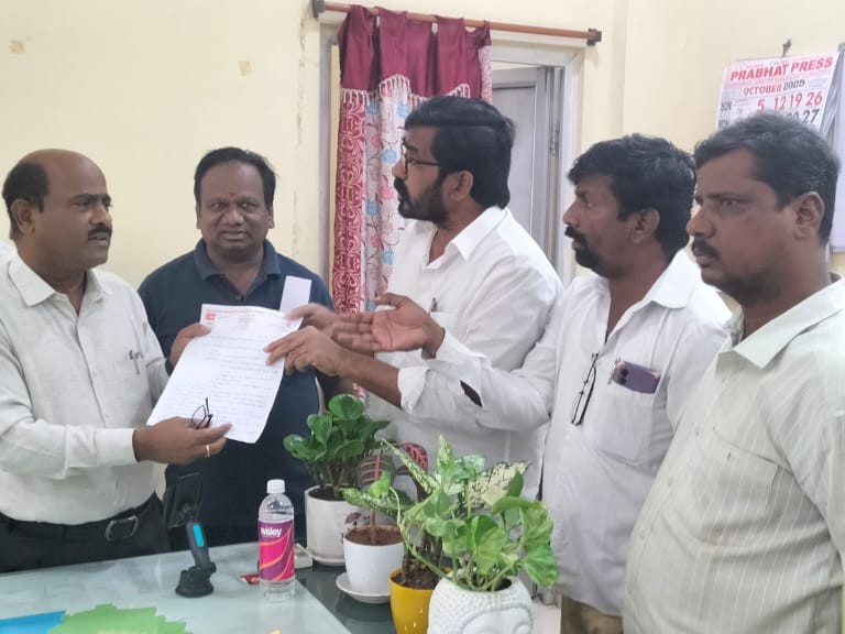 మున్సిపల్ సమస్యలపై కమిషనర్‌కు వినతి