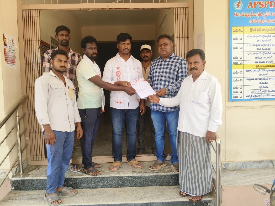 కాలనీలో విద్యుత్ స్తంభాలు ఏర్పాటు చేయాలని వినతి