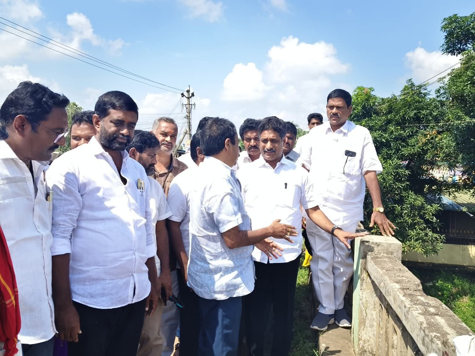 శిథిలావస్థకు చేరుకున్న వంతెను పరిశీలించిన ఎమ్మేల్యే