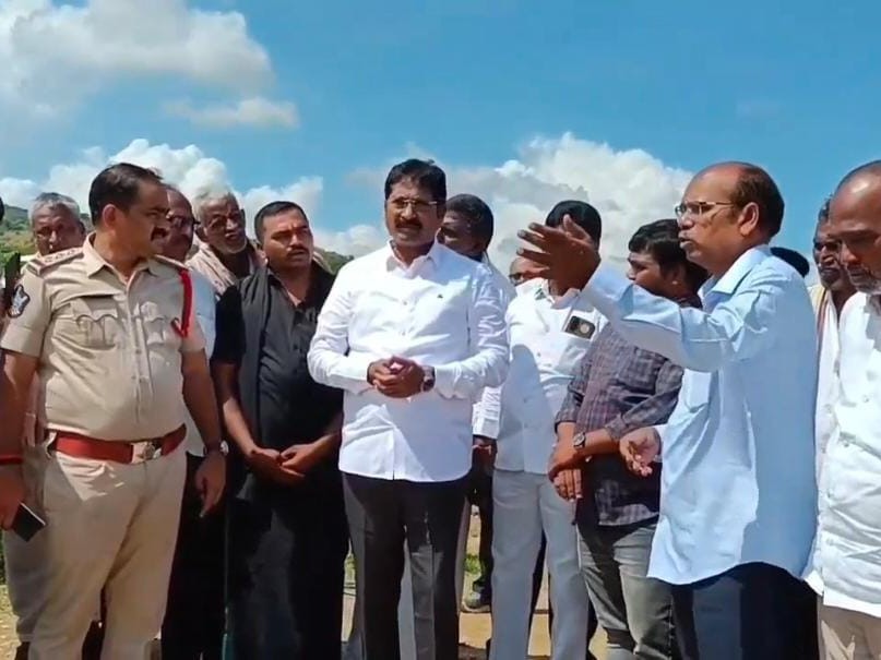 గండి పడ్డ చెరువును పరిశీలించిన ఎమ్మెల్యే