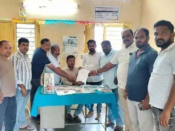 రాయికల్లో పెరిగిన కుక్కల బెడద.. చర్యలు తీసుకోవాలని వినతి