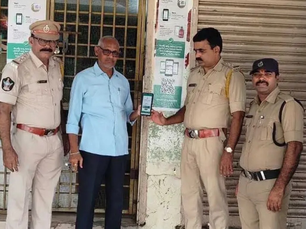 సురక్ష యాప్‌తో నకిలీ మద్యం గుర్తింపు