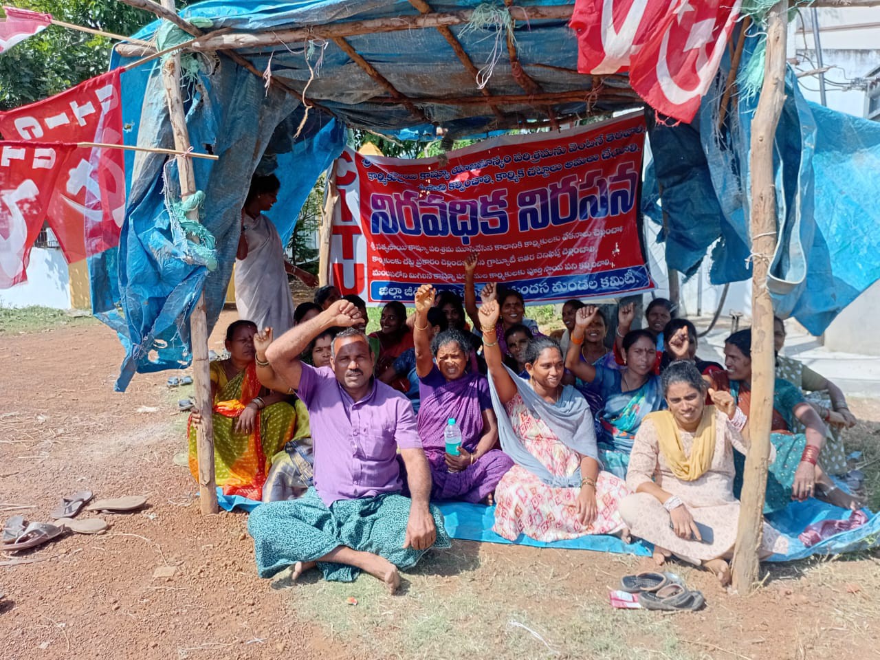ఉపాధి కల్పించాలంటూ కార్మికుల నిరసన