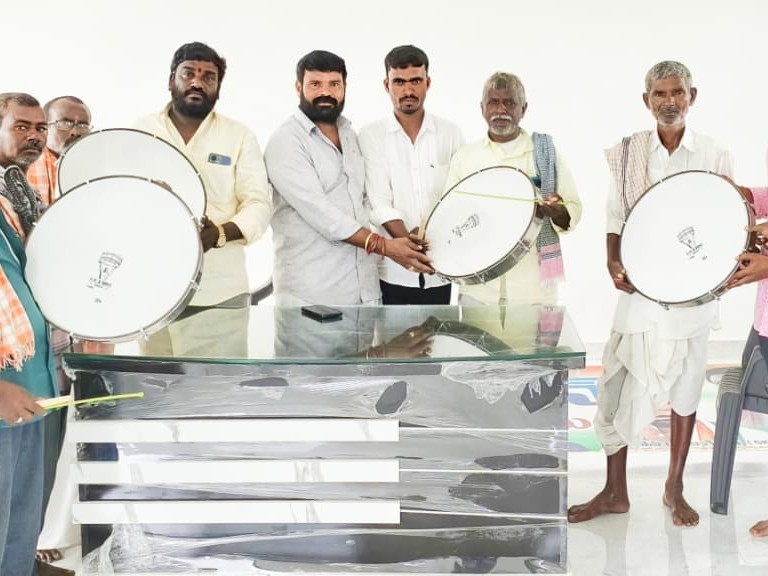 జీకేఆర్ ఫౌండేషన్ ఆధ్వర్యంలో డప్పుల పంపిణీ