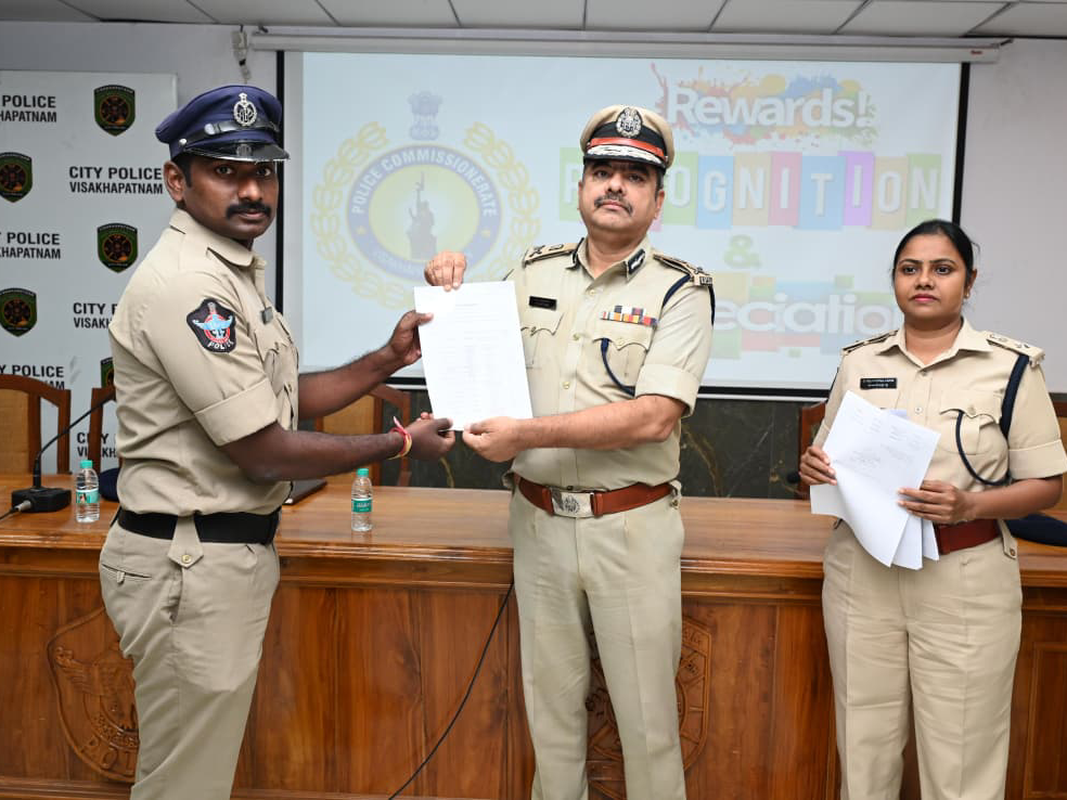 69 మంది పోలీసుల‌కు అవార్డులు