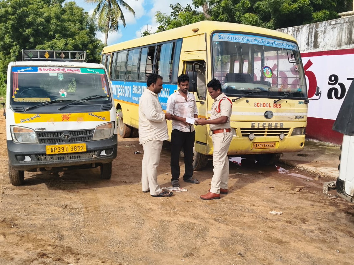 ప్రైవేట్ స్కూల్ వాహనాల తనిఖీలు