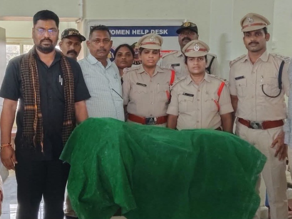 బాపట్ల రైల్వేస్టేషన్‌లో గంజాయి స్వాధీనం