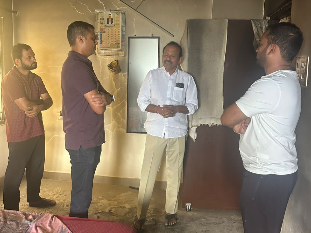 మాజీ గ్రంథాలయ ఛైర్మన్‌ను పరామర్శించిన.. గండ్ర గౌతమ్
