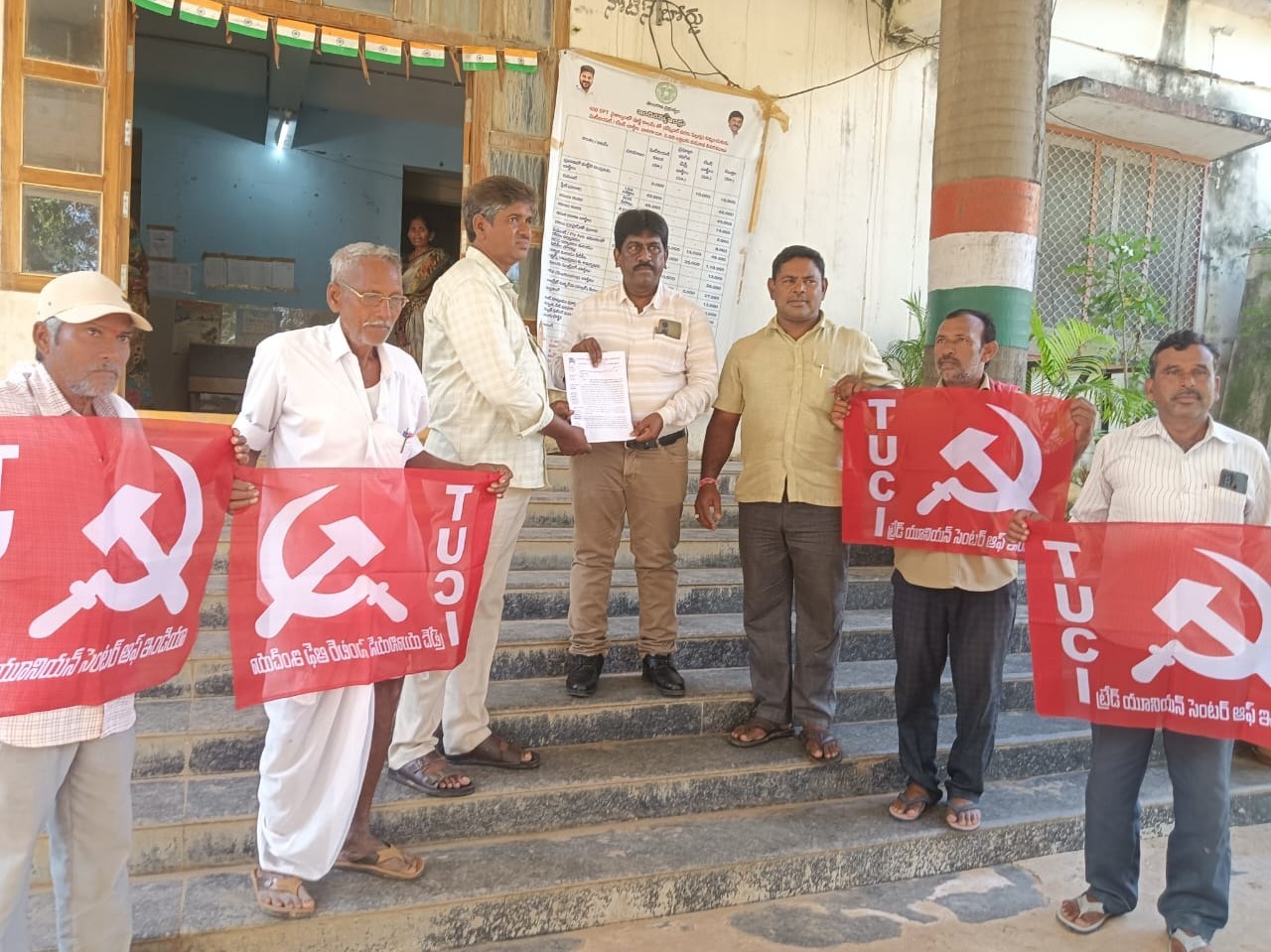 కమిషనర్‌కు వినతిపత్రం అందజేశారు