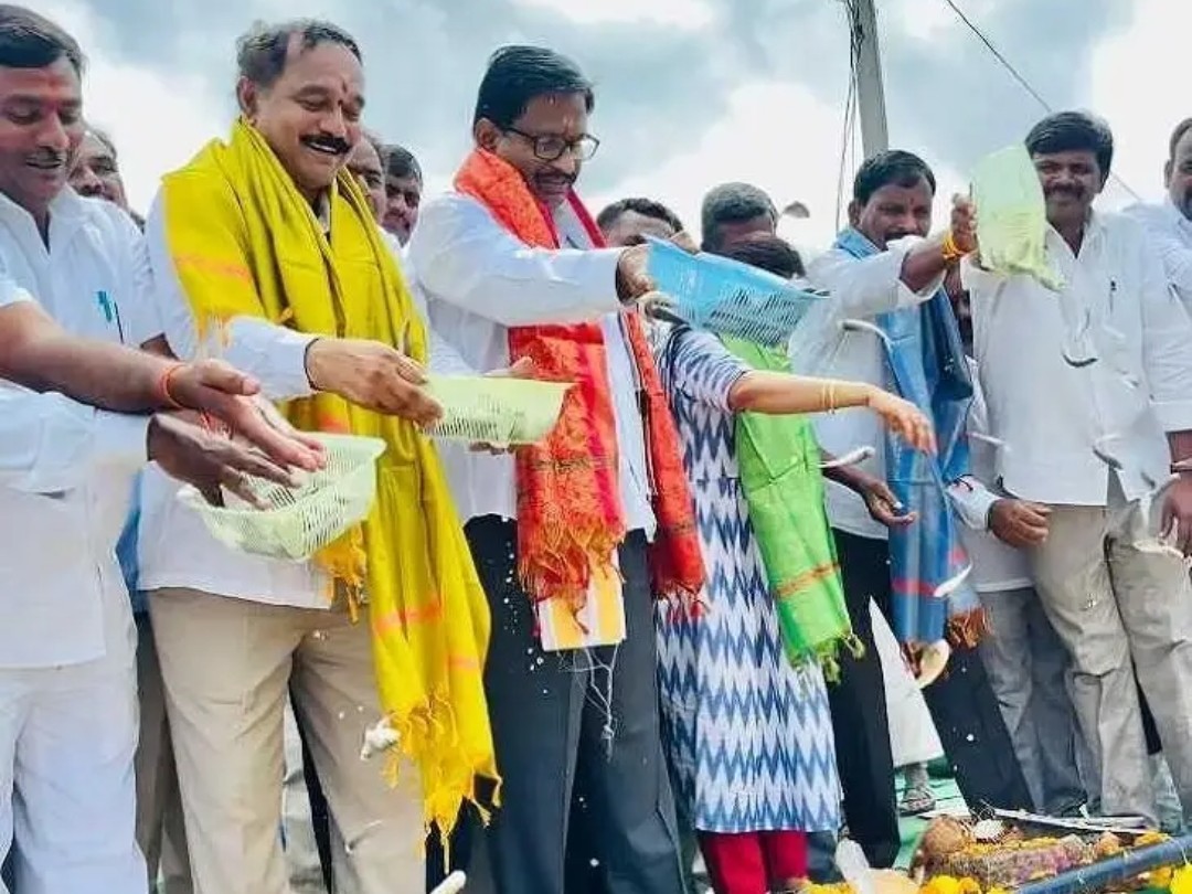 చెరువులో చేపలను వదిలిన ఎమ్మెల్యే