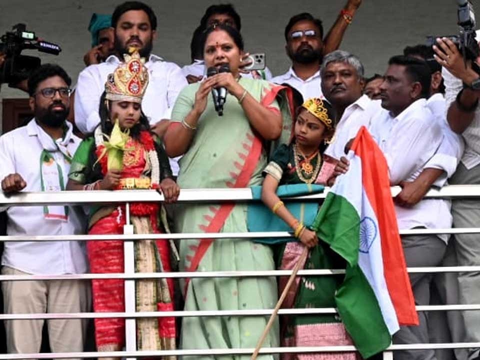 ఎమ్మార్వోలు తప్పుడు నివేదికలు పంపారు: కవిత