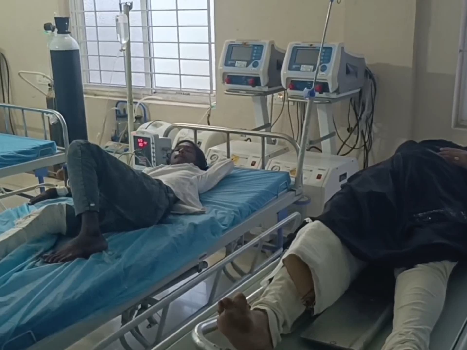 రోడ్డు ప్రమాదంలో.. ముగ్గురికి గాయాలు