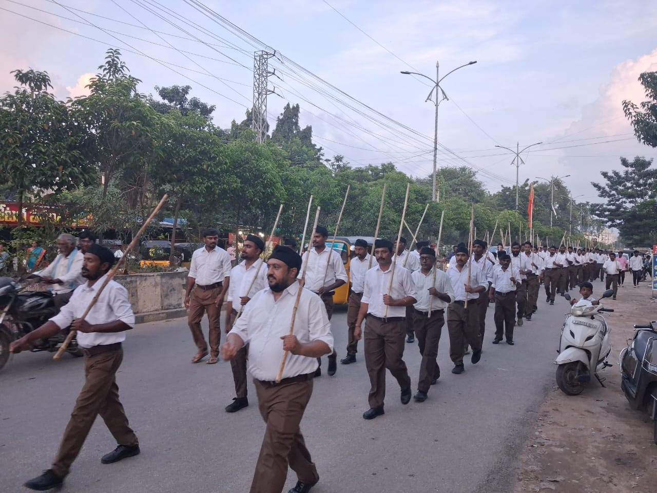 కోదాడలో ఆర్ఎస్ఎస్ ఆధ్వర్యంలో కవాతు